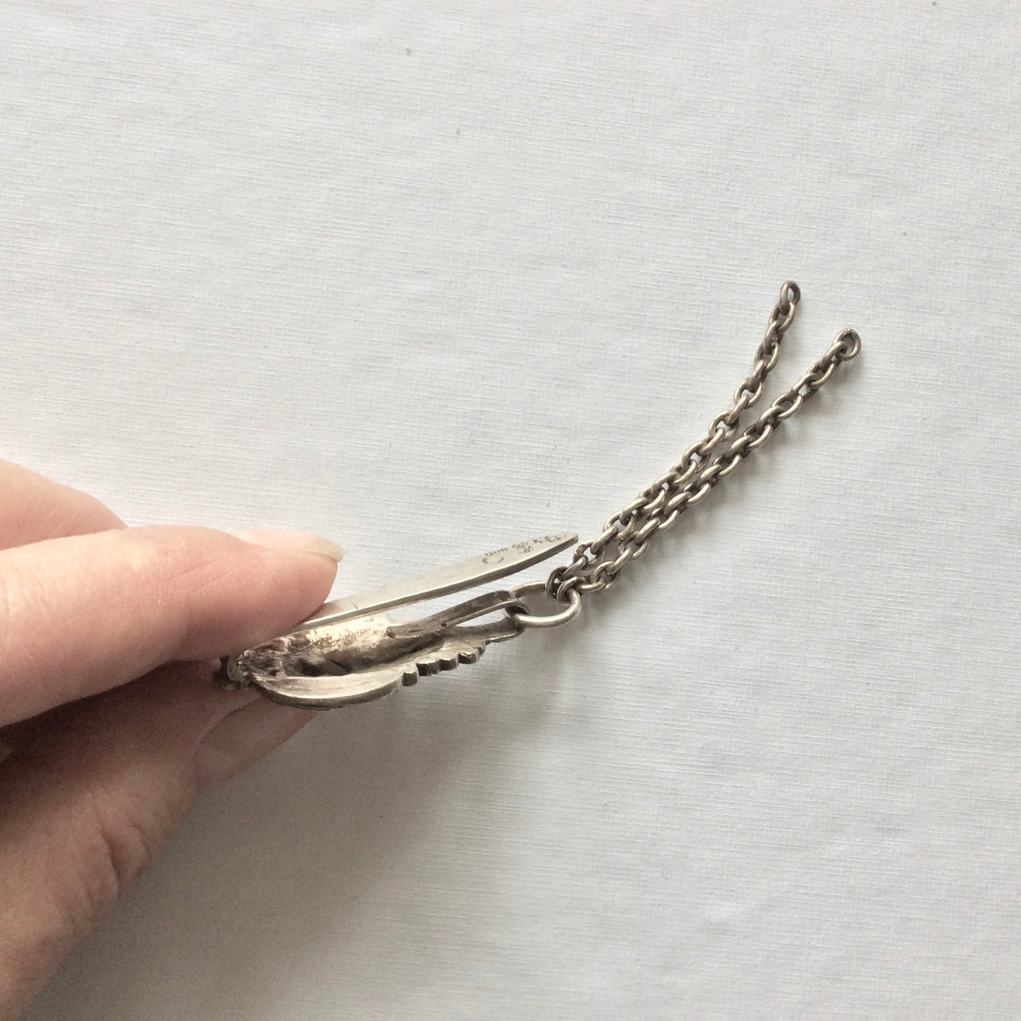 Châtelaine en argent massif représentant un ange, années 20