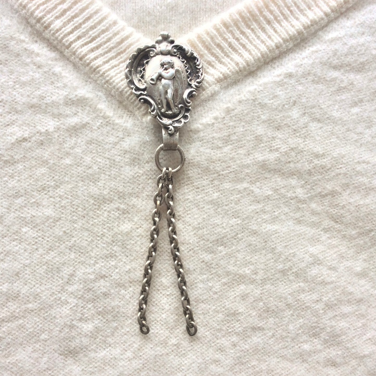 Châtelaine en argent massif représentant un ange, années 20