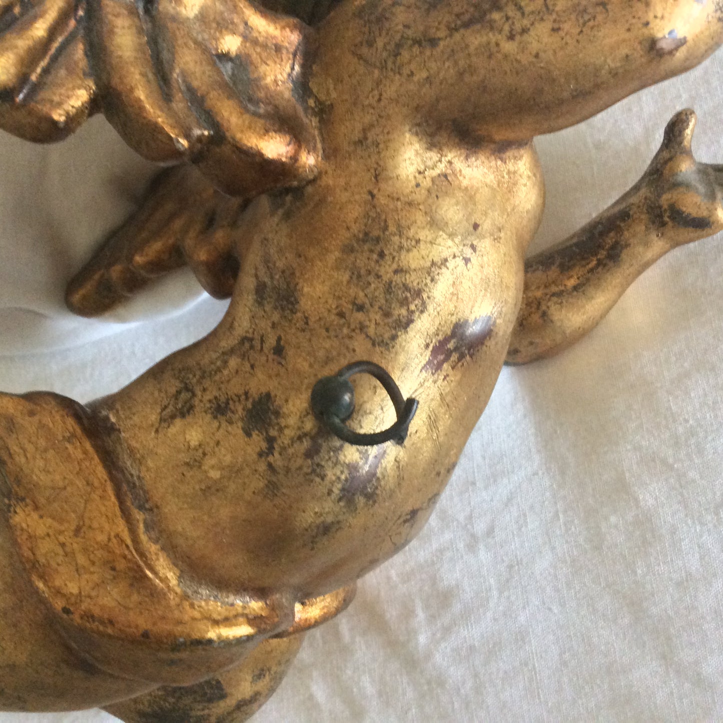 Grand angelot en bois doré.