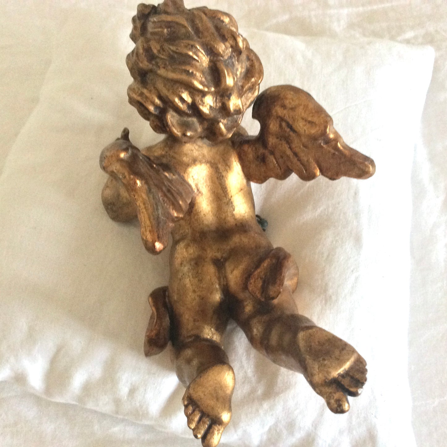 Grand angelot en bois doré.