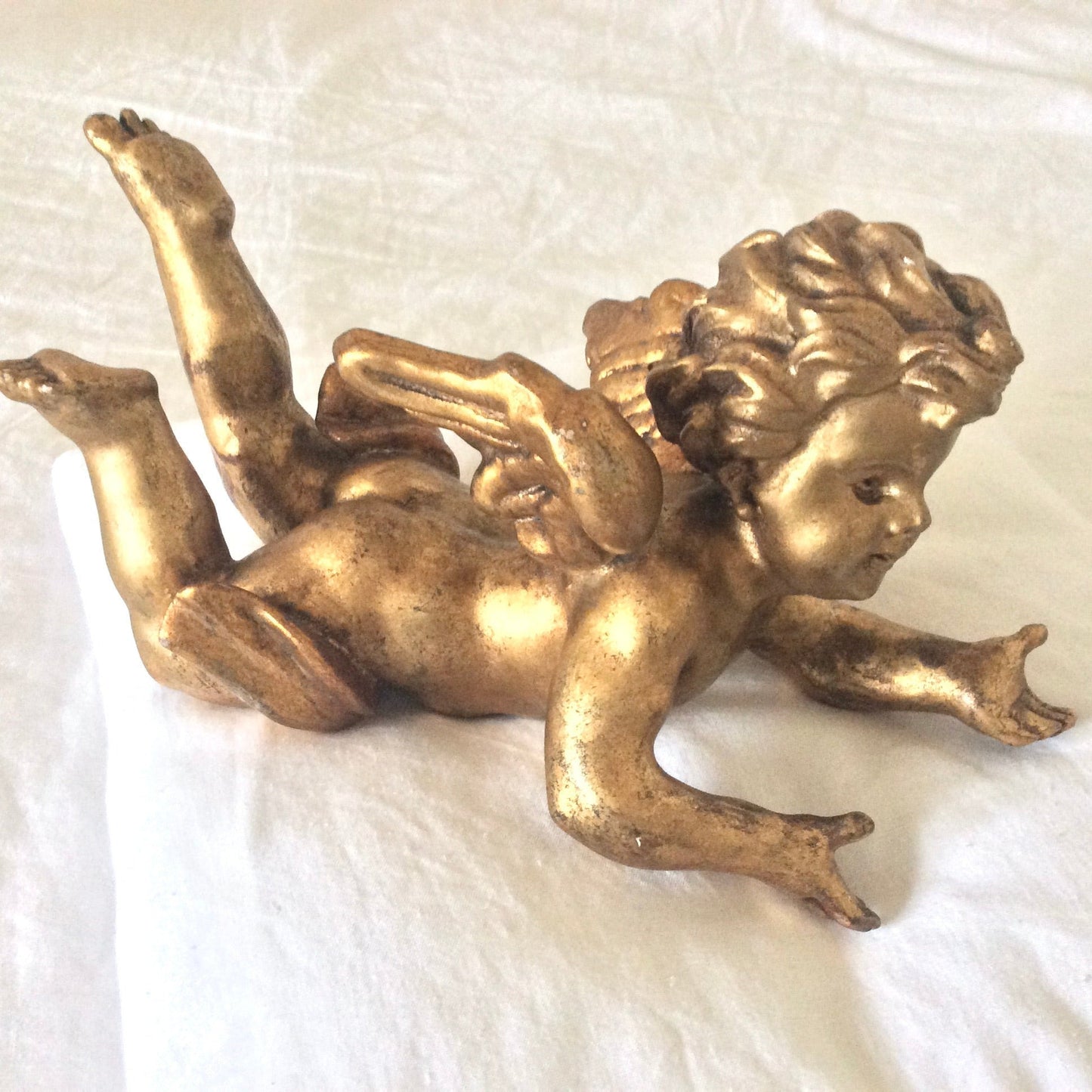 Grand angelot en bois doré.