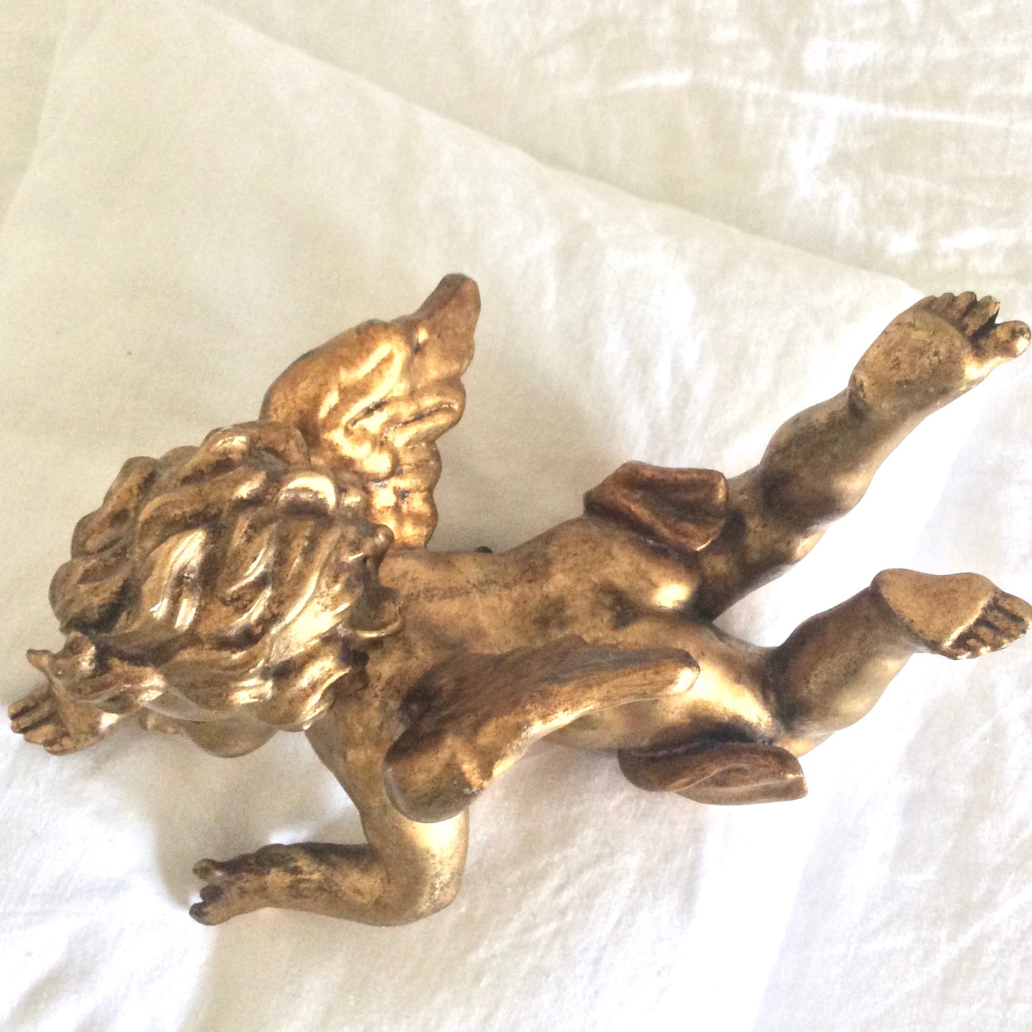 Grand angelot en bois doré.