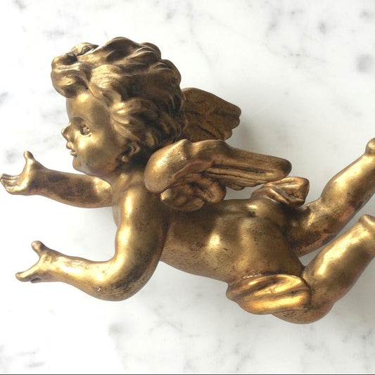 Grand angelot en bois doré.