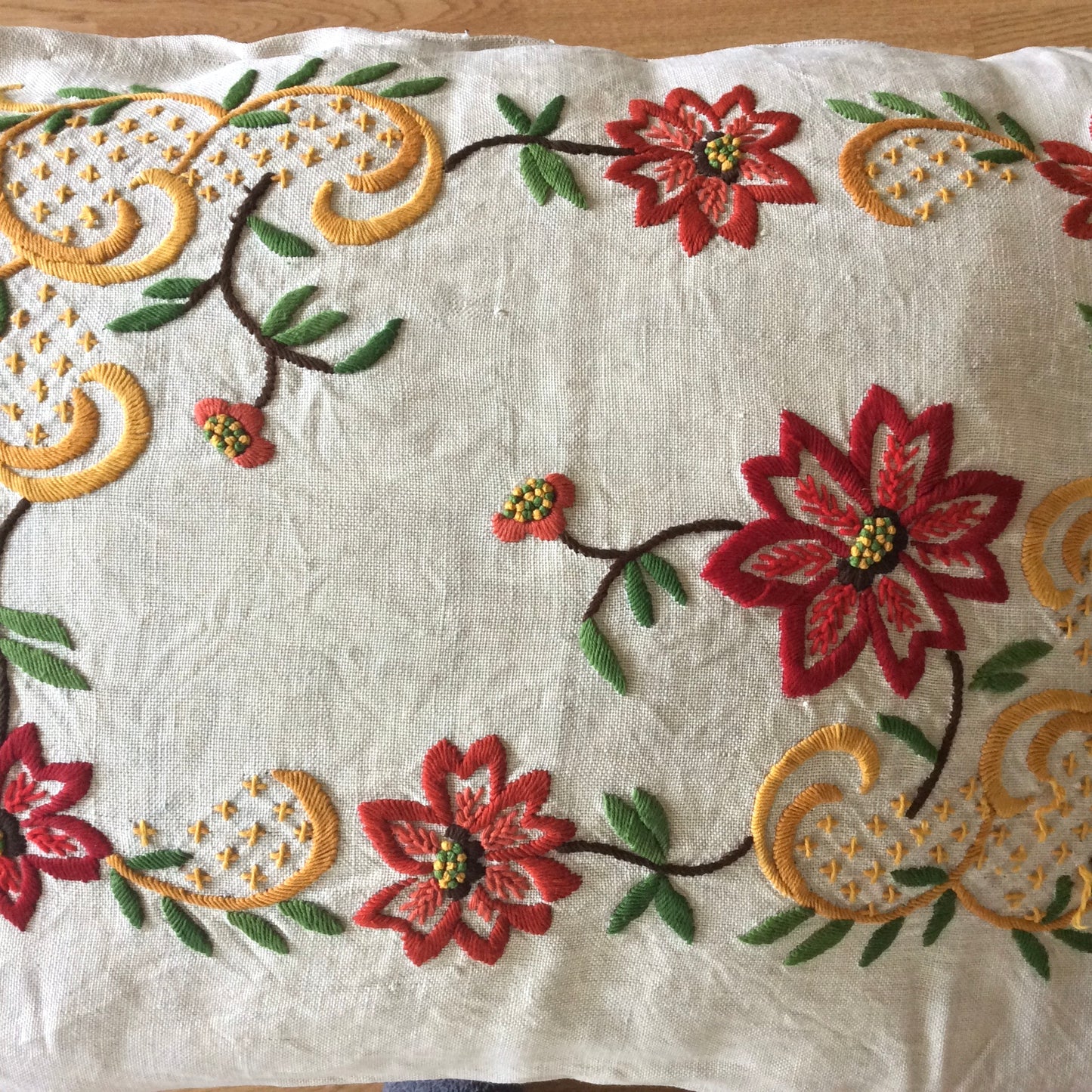 Grand coussin brodé main en lin.