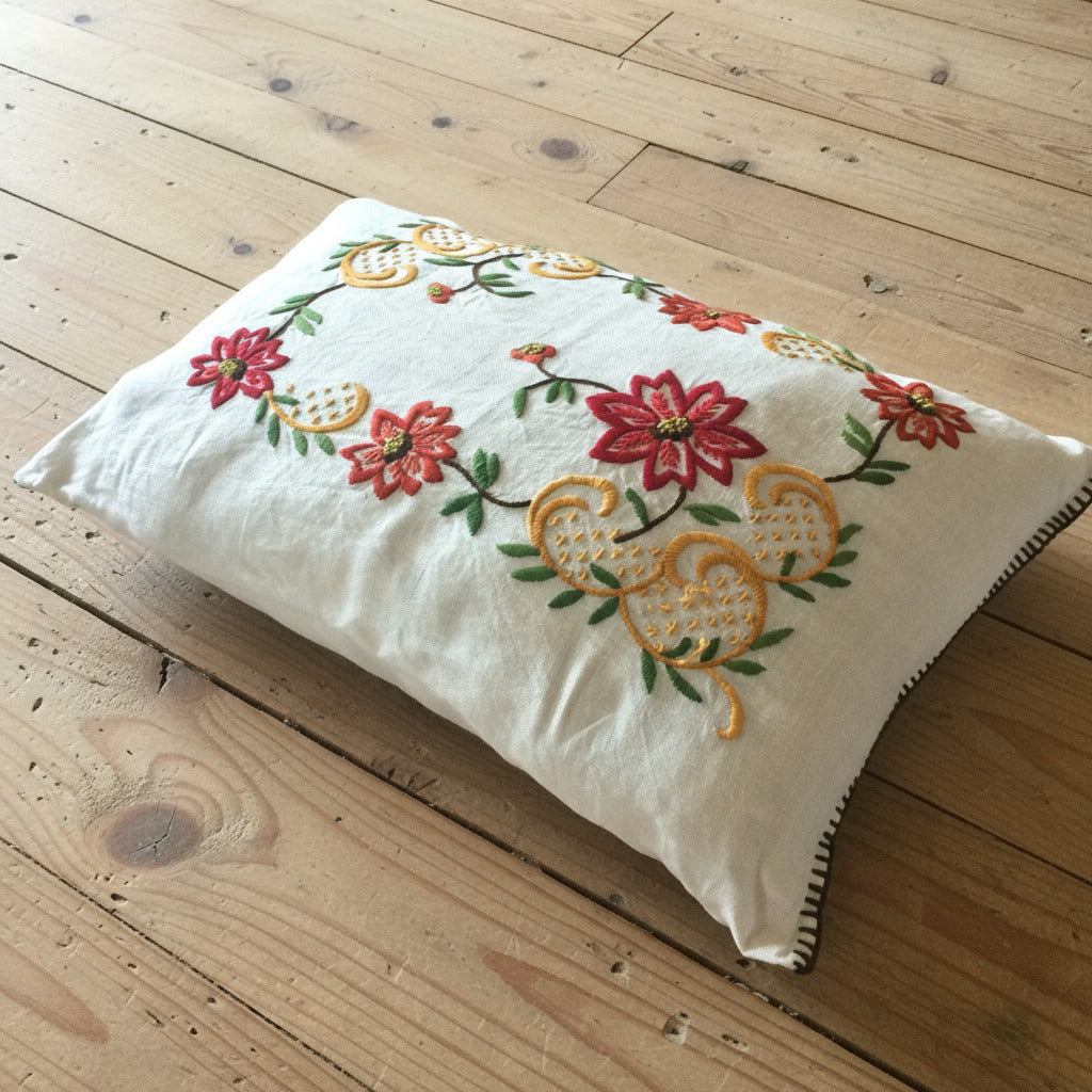 Grand coussin brodé main en lin.