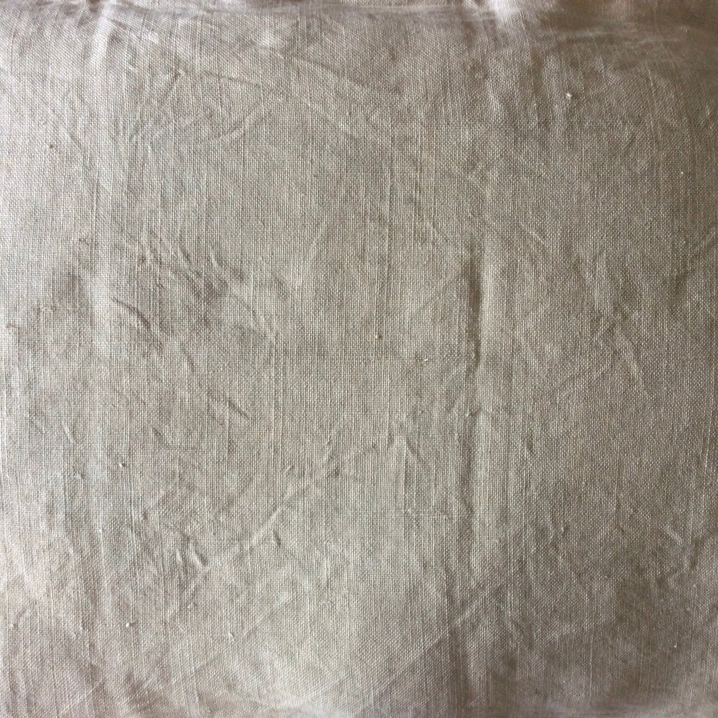 Grand coussin brodé main en lin.