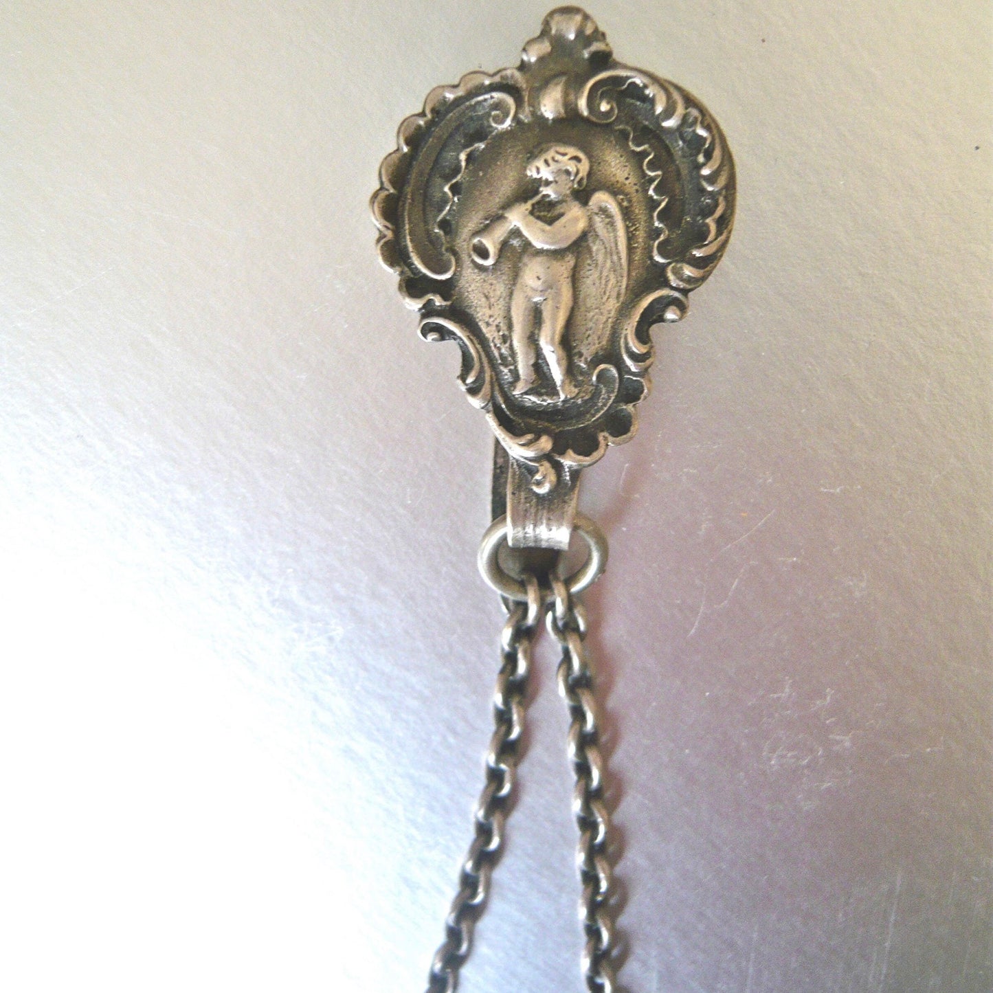 Châtelaine en argent massif représentant un ange, années 20