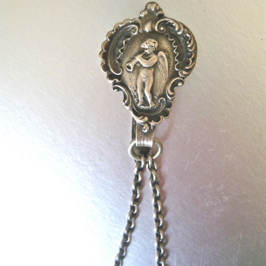 Châtelaine en argent massif représentant un ange, années 20