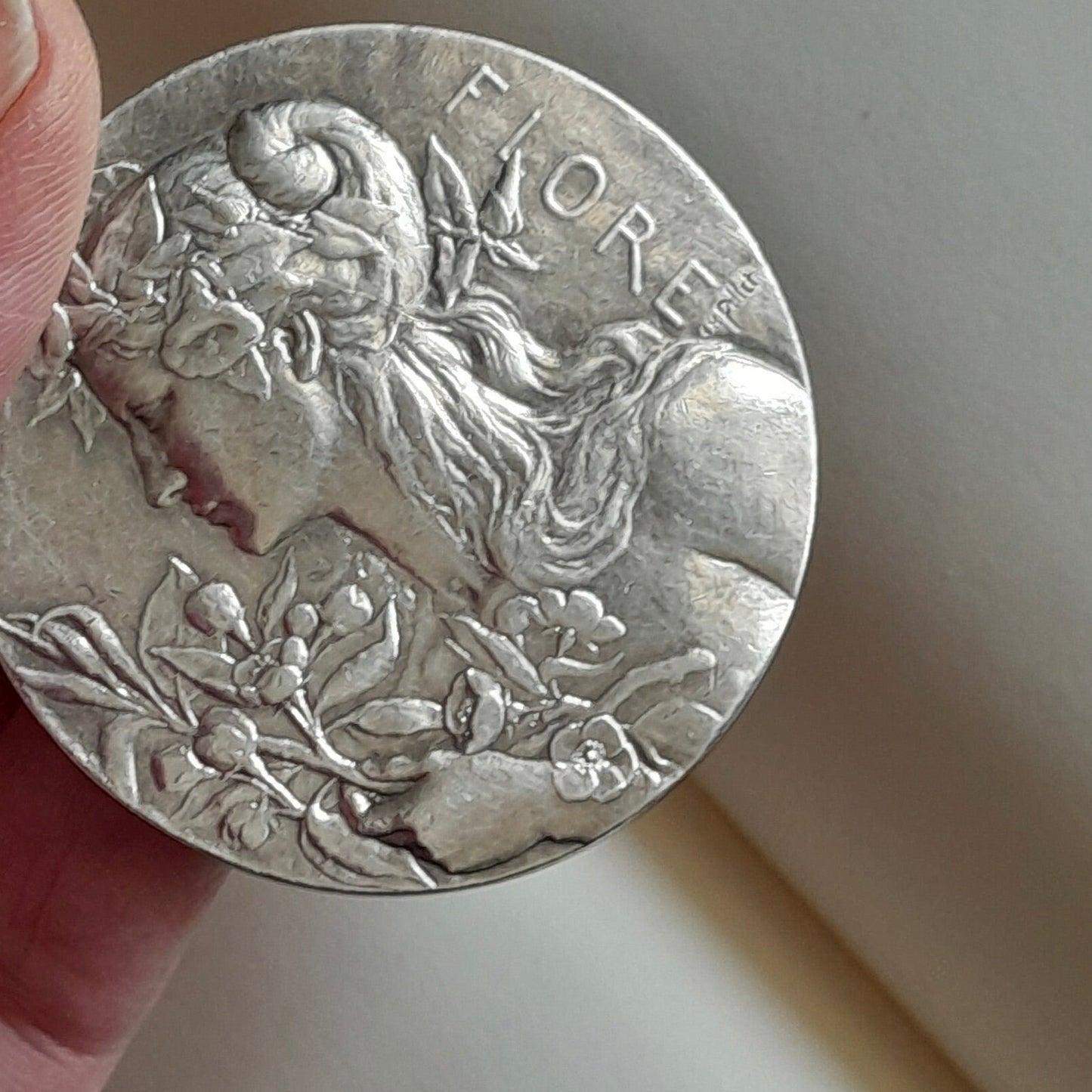 Broche en métal argenté, FIORE