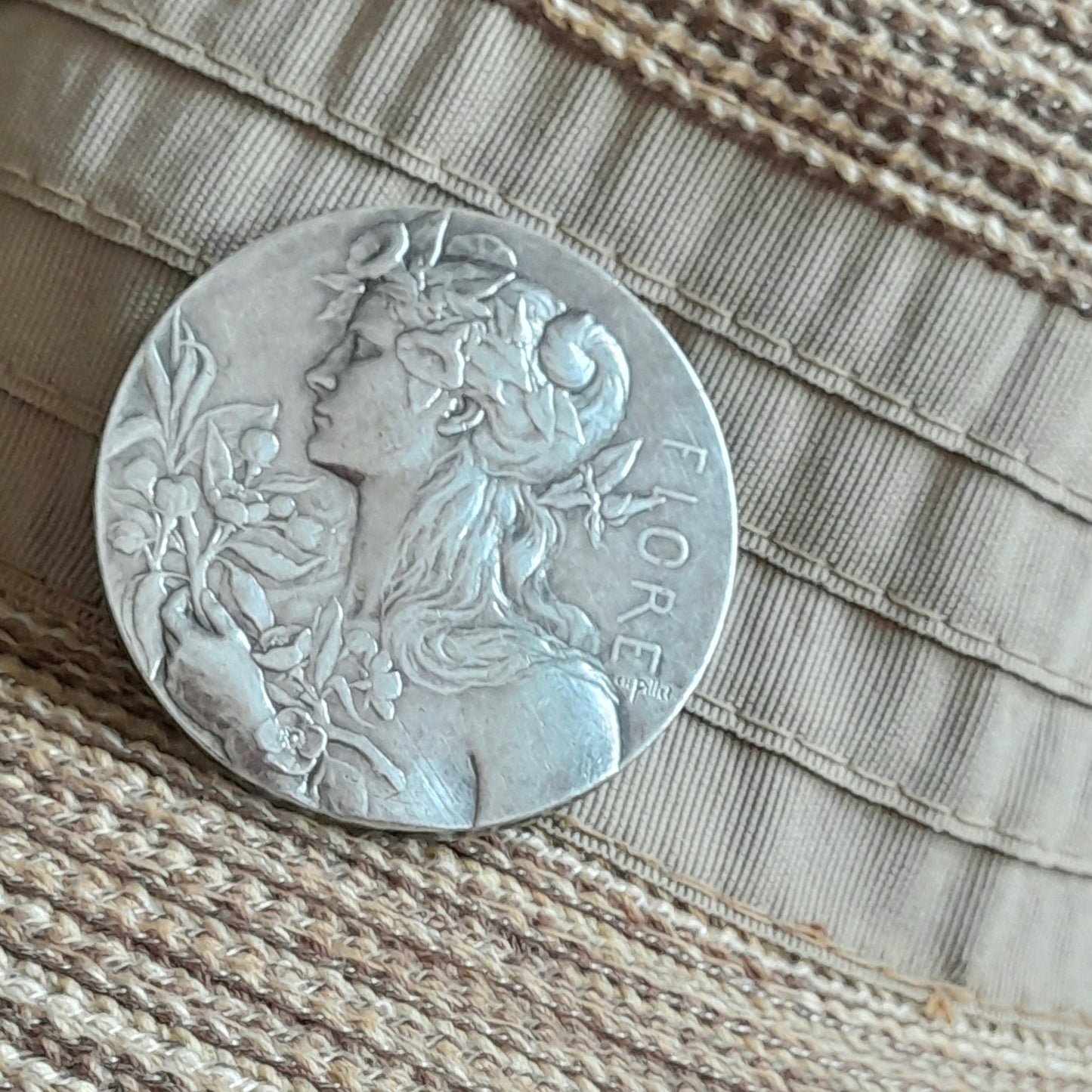 Broche en métal argenté, FIORE