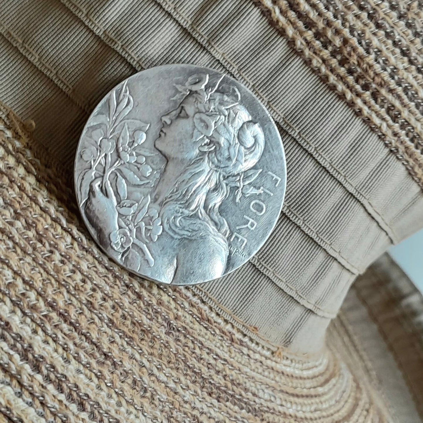 Broche en métal argenté, FIORE