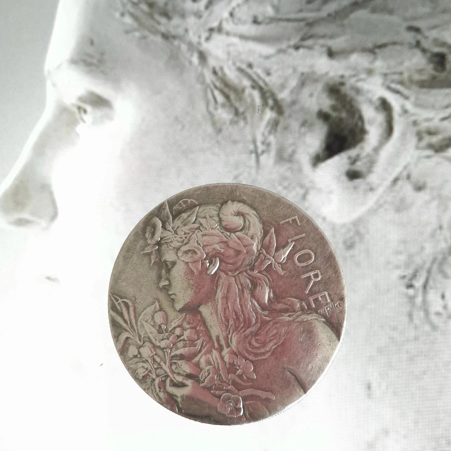 Broche en métal argenté, FIORE