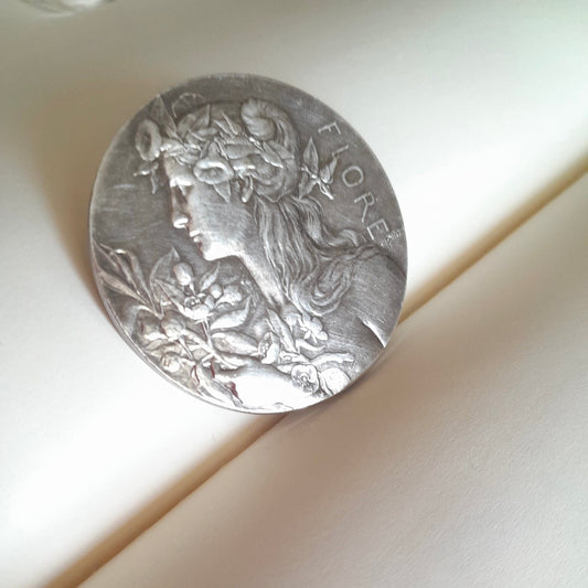 Broche en métal argenté, FIORE